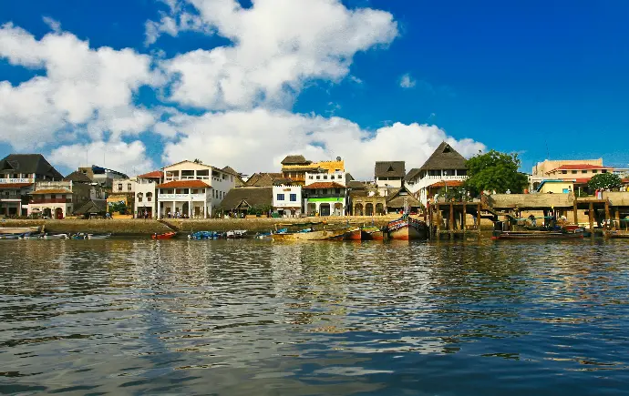 a body of water with a bunch of houses on it